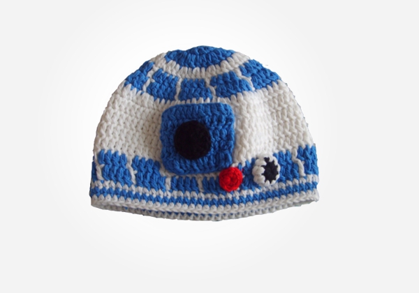 This R2D2 cotton yarn hat is so adorable. Add this baby geek clothing accessory to baby's wardrobe