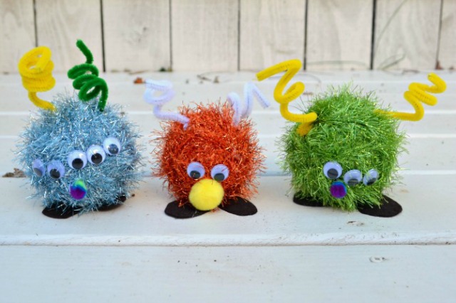 Make these crazy fuzzy monsters for Halloween with the kids. Check out the other easy Halloween craft ideas here.