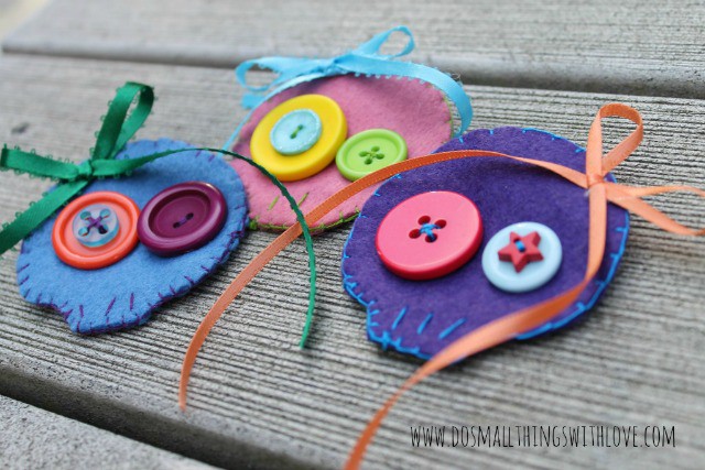 Kids Halloween craft ideas - skull brooches