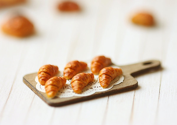 Hard to believe these 'freshly baked' butter croissants are made out of clay! Miniature dollhouse items with a touch of shabby chic.