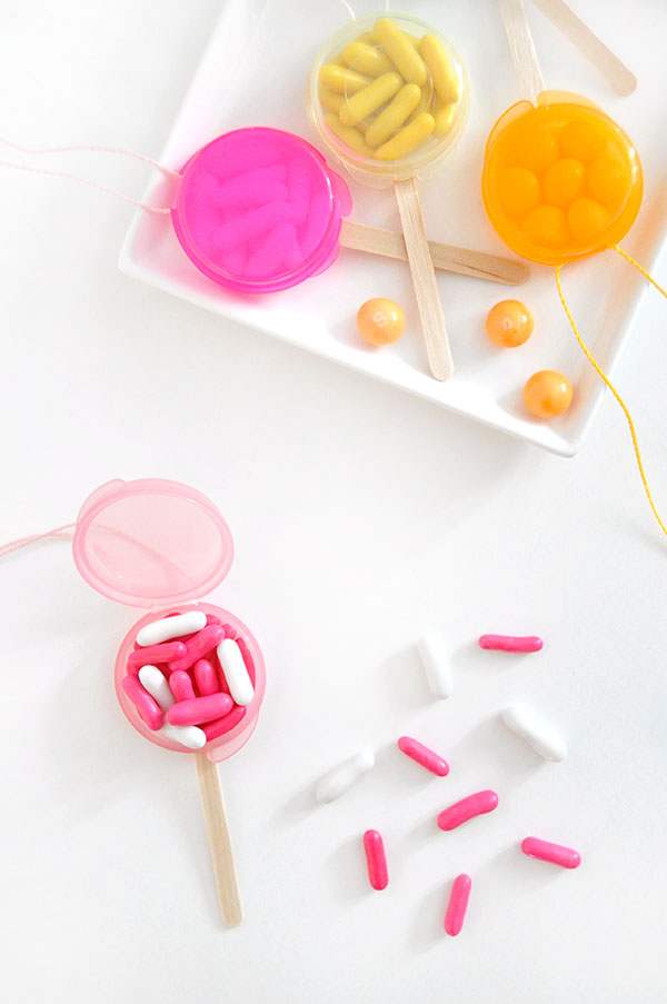 Wish I'd spied these cute candy lollipop necklaces when I was brainstorming party favor ideas for my bestie’s kid’s party. Sweet, colorful and easy to make. Check them out.
