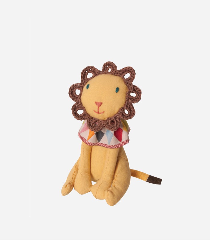 An adorable circus lion with oodles of whimsical charm. Bound to be popular with big top loving fans aged three years and up.