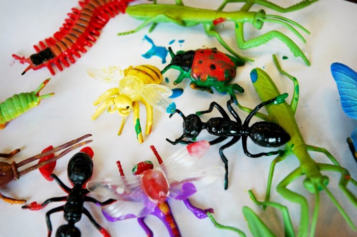 Insect and Bug Crafts: Who would have thunk it? Painting with toy bugs. It's kinda crazy, but it works. See? Find other fun craft ideas for preschoolers here...