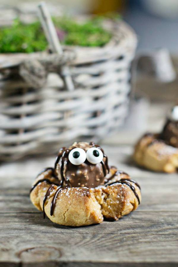 Spooky halloween desserts for kids - halloween spider cookies
