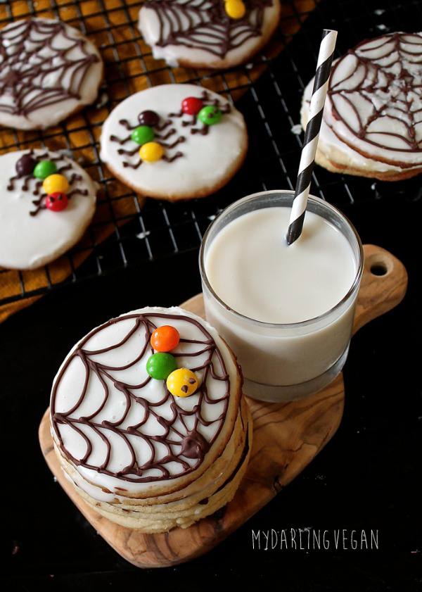 Creepy halloween desserts for kids - spider web sugar cookies
