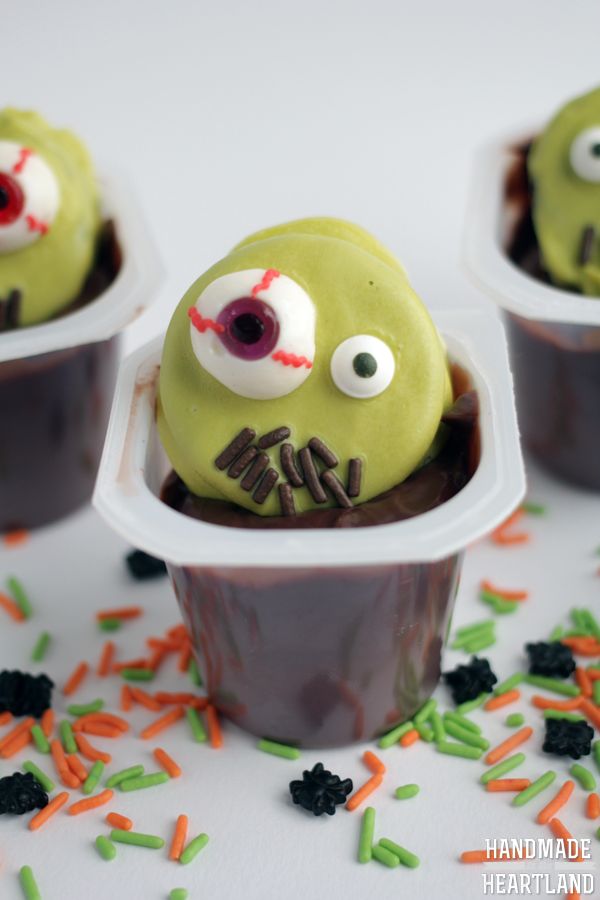 Creepy halloween desserts for kids - zombie halloween pudding cups