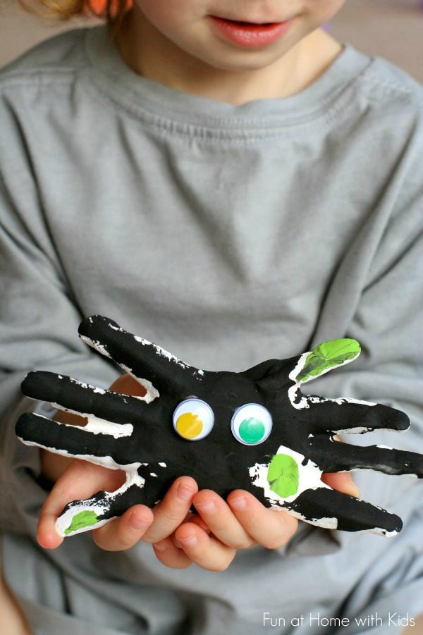 spider Halloween crafts - handprint keepsake spiders