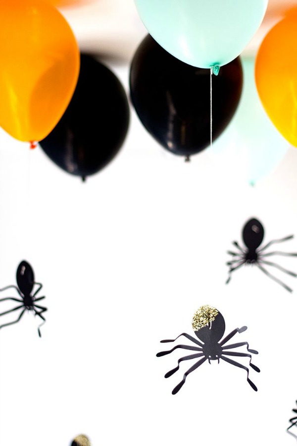 spider Halloween crafts - hanging spider balloons