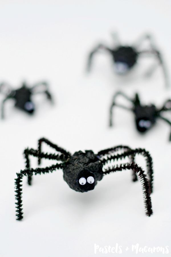 spider Halloween crafts - pinecone spiders