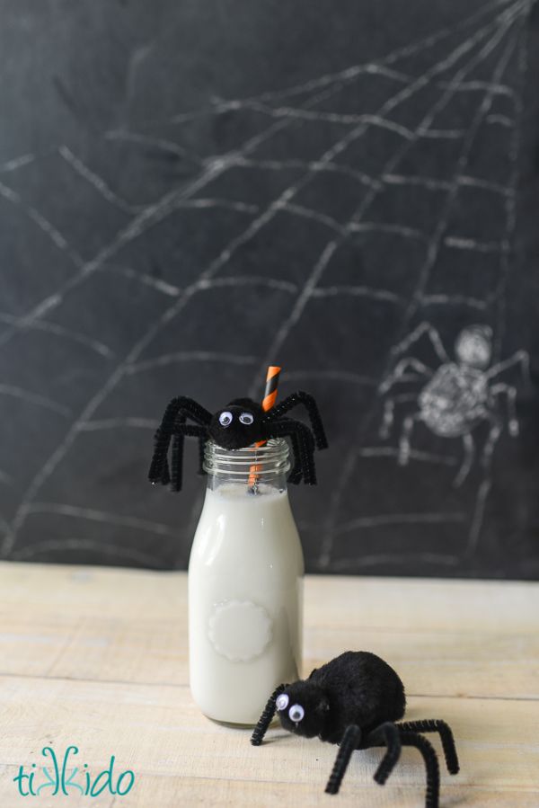 spider Halloween crafts - pom pom spiders