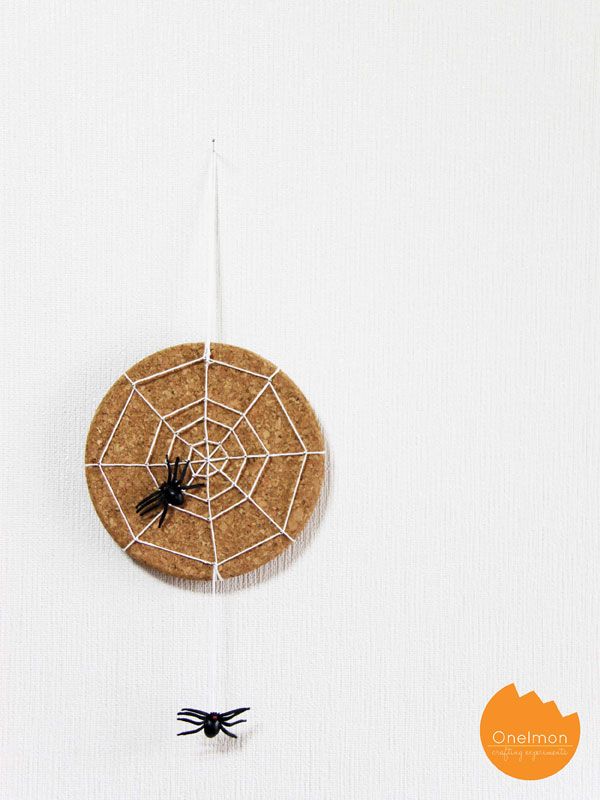 spider Halloween crafts - string art spider web