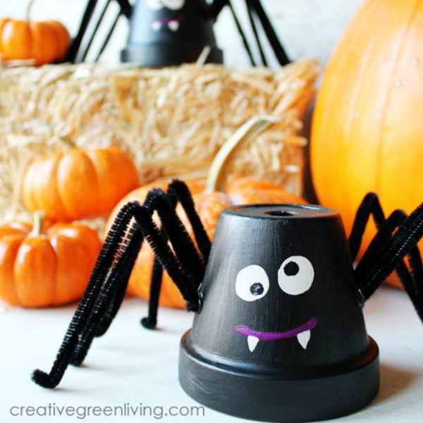 spider Halloween crafts - upcycled flower pot spiders