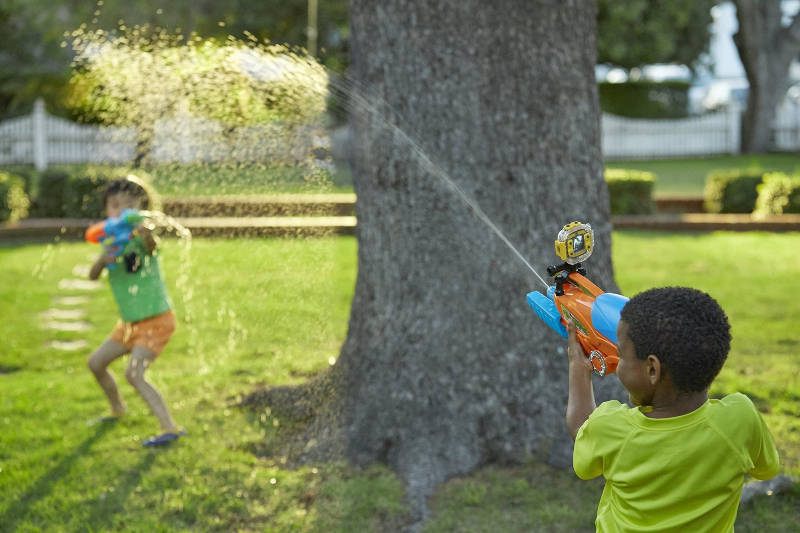 Vtech Kidizoom Action Cam - kids playing with water guns and cam