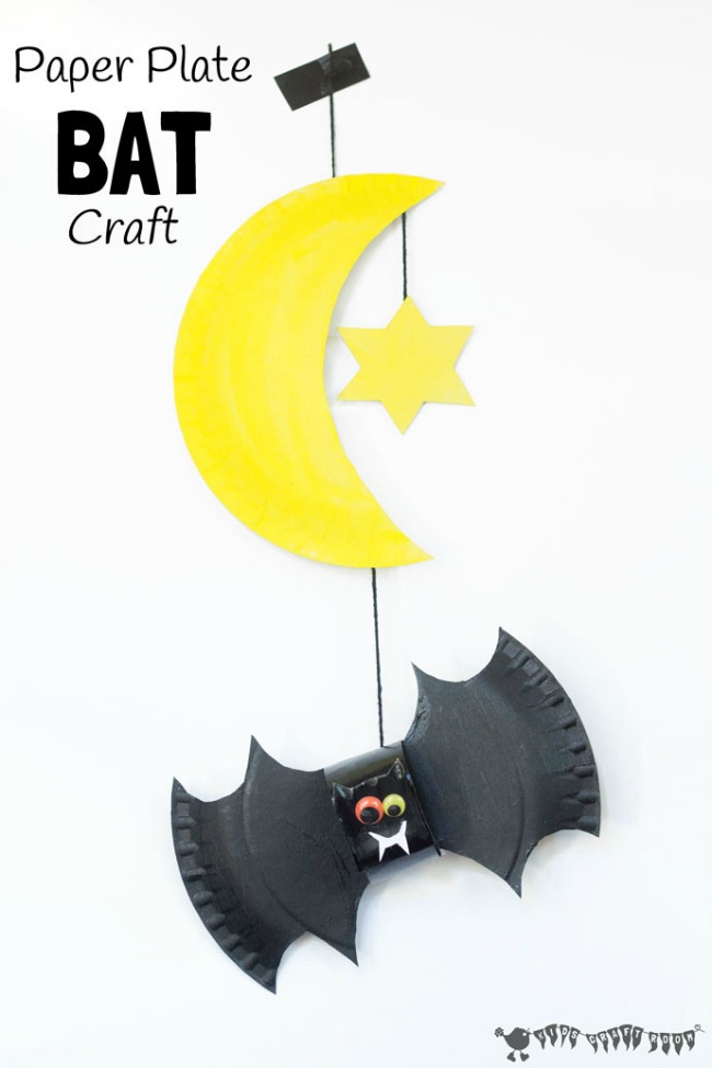 Easy Kids Halloween Crafts - Paper Plate Bat Mobile (via Kids Craft Room)