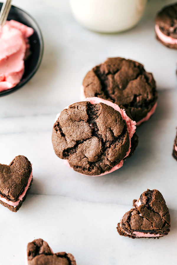 11 Heart Shaped Snacks and Treats Featuring Heart Shaped Valentine's 'Oreos' (via Chelsea Messy Apron)