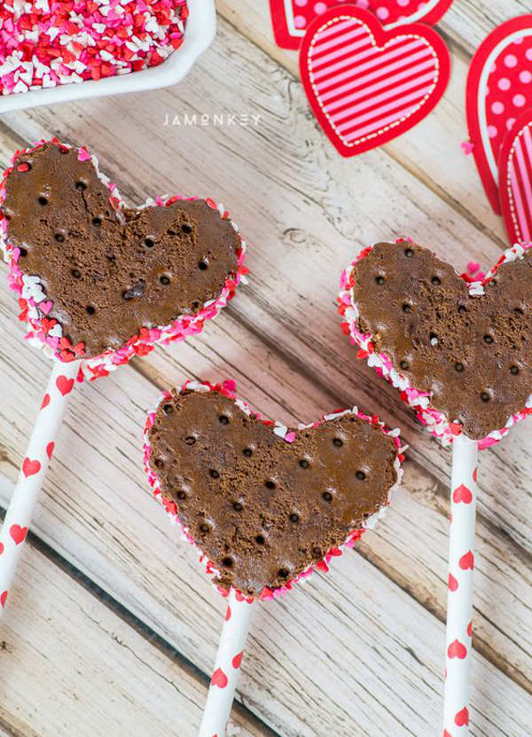 11 Heart Shaped Snacks and Treats Featuring Easy Heart Shaped Ice Cream Sandwiches (via JaMonkey)